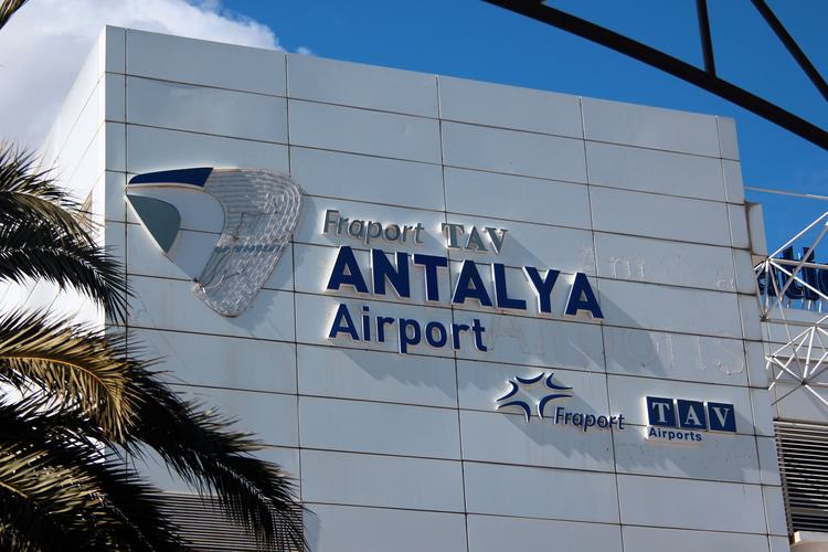 Turkish Airlines jet crashes into radar antenna pole at Antalya Airport
