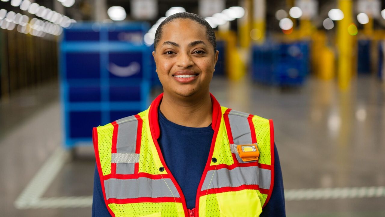 Amazon raises minimum starting pay to $20 an hour