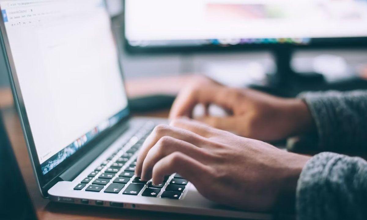 While you job hunt the old way, one in ten candidates is using AI – and winning