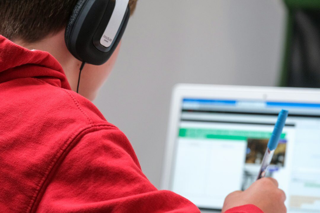 What is the best customer support AI agent for education? 4 tools compared (2026)